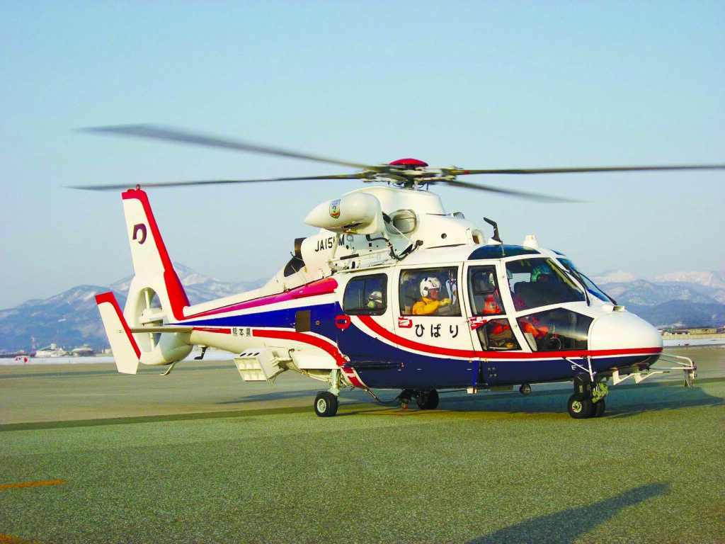 熊本県防災消防航空隊のヘリコプター「ひばり」山形空港にて（写真提供：西村澄生さん）