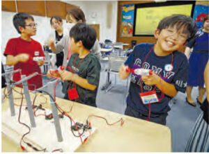 発電体験。安定した電気を作り続けるのは大変だ