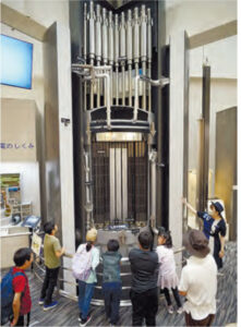 2分1サイズの原子炉模型で原子力発電のしくみを学ぶことができる