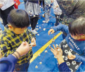 もちを小さくちぎって枝につけた